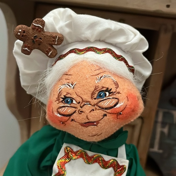 Annalee Mrs. Santa Baking Gingerbread Cookbook 13” Christmas Holiday - Picture 2 of 11